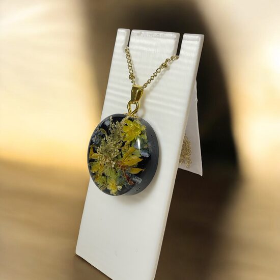 Melns kulons ar ziedu kompozīciju